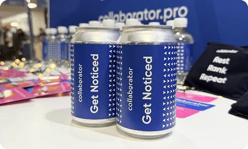 Брендированные банки Collaborator на стенде во время BrightonSEO 2025.