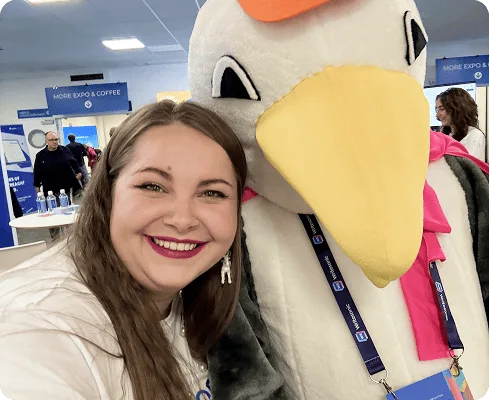 Член команды Collaborator позирует с талисманом-чайкой BrightonSEO на мероприятии 2025 года.