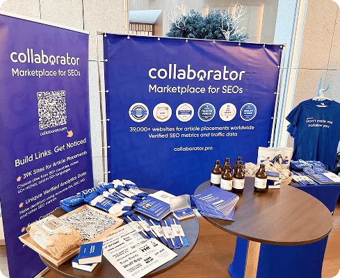 Стенд Collaborator с брендированными баннерами, мерчем, книгами и напитками на Baltic-Nordic SEO Summit 2026.