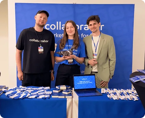Члены команды Collaborator позируют у стенда на Croatia SEO Summit.