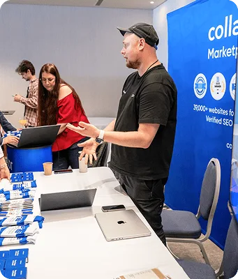 Представитель Collaborator обсуждает SEO с участниками Digital Marketing Europe 2026.