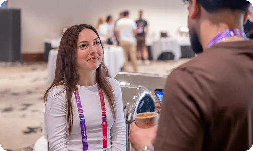 Участник Digital Marketing Europe 2026 общается с представителем Collaborator.
