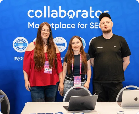 Члены команды Collaborator позируют у брендированного стенда на Digital Marketing Europe 2026.