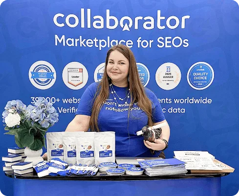Представитель Collaborator у брендированного стенда с материалами мероприятия на SERP Conf. Sofia 2026.
