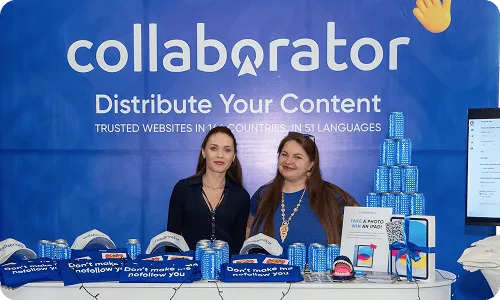 Члены команды Collaborator стоят вместе у стенда компании во время SEO Mastery Summit 2025.