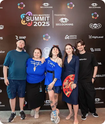 Члены команды Collaborator позируют вместе на SEO Mastery Summit 2025.