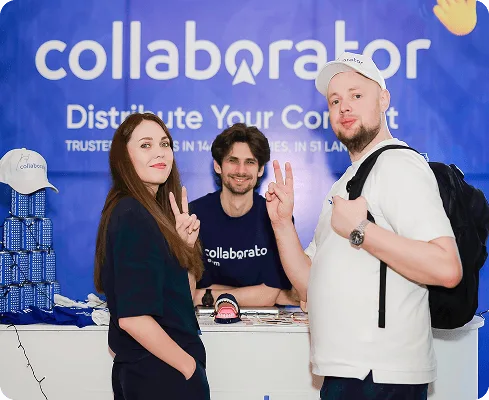Трое членов команды Collaborator позируют у стенда компании во время SEO Mastery Summit 2025.